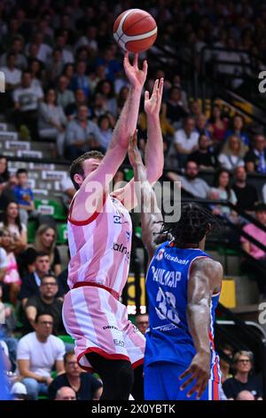 Treviso, Italien. April 2024. Spielaktionen und Spielbilder während des BASKETBALLS - ITALIENISCHE SERIE Ein Spiel zwischen Nutribullet Treviso Basket und EA7 Emporio ARMANI MILANO in Palaverde in Villorba, Italien am Â 14. April 2024 während des Spiels Nutribullet Treviso Basket gegen EA7 Emporio Armani Milano, italienische Basketball Serie A in Treviso, Italien, 14. April 2024 Credit: Independent Photo Agency/Alamy Live News Stockfoto