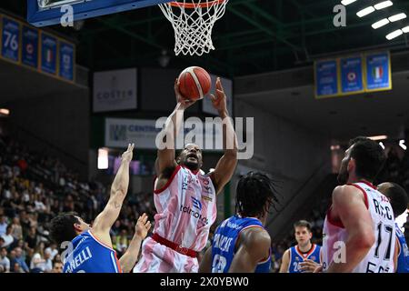 Treviso, Italien. April 2024. Spielaktionen und Spielbilder während des BASKETBALLS - ITALIENISCHE SERIE Ein Spiel zwischen Nutribullet Treviso Basket und EA7 Emporio ARMANI MILANO in Palaverde in Villorba, Italien am Â 14. April 2024 während des Spiels Nutribullet Treviso Basket gegen EA7 Emporio Armani Milano, italienische Basketball Serie A in Treviso, Italien, 14. April 2024 Credit: Independent Photo Agency/Alamy Live News Stockfoto