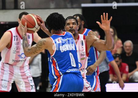 Treviso, Italien. April 2024. Spielaktionen und Spielbilder während des BASKETBALLS - ITALIENISCHE SERIE Ein Spiel zwischen Nutribullet Treviso Basket und EA7 Emporio ARMANI MILANO in Palaverde in Villorba, Italien am Â 14. April 2024 während des Spiels Nutribullet Treviso Basket gegen EA7 Emporio Armani Milano, italienische Basketball Serie A in Treviso, Italien, 14. April 2024 Credit: Independent Photo Agency/Alamy Live News Stockfoto