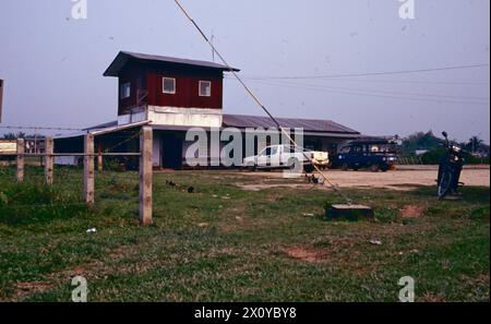 Der Flughafen in Luang Namtha, Laos im Jahr 2001. Lao Aviation (die nationale Fluggesellschaft, die später in Lao Airlines umbenannt wurde) hatte eine Flotte von insgesamt drei Flugzeugen. Stockfoto