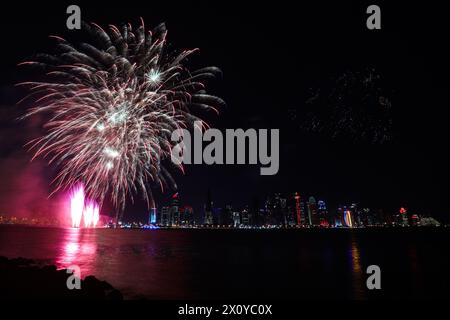 Horizontales Feuerwerk Foto, Nationalfeier Katar, Doha Corniche Feuerwerk im Dezember reflektiert auf dem Wasser Stockfoto