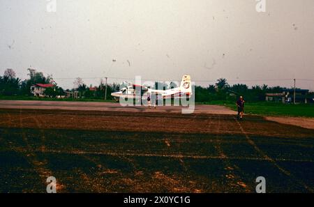 Der Flughafen in Luang Namtha, Laos im Jahr 2001. Lao Aviation (die nationale Fluggesellschaft, die später in Lao Airlines umbenannt wurde) hatte eine Flotte von insgesamt drei Flugzeugen. Stockfoto