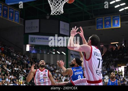 Treviso, Italien. April 2024. Spielaktionen und Spielbilder während des BASKETBALLS - ITALIENISCHE SERIE Ein Spiel zwischen Nutribullet Treviso Basket und EA7 Emporio ARMANI MILANO in Palaverde in Villorba, Italien am Â 14. April 2024 während des Spiels Nutribullet Treviso Basket gegen EA7 Emporio Armani Milano, italienische Basketball Serie A in Treviso, Italien, 14. April 2024 Credit: Independent Photo Agency/Alamy Live News Stockfoto