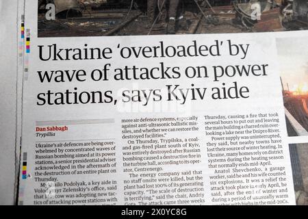 'Ukraine 'überlastet' durch Welle von Angriffen auf Kraftwerke, sagt Kiew Aide' Guardian Zeitung Russland kriegsartikel 13 April 2024 London England Großbritannien Stockfoto