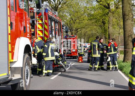 Bissendorf LK Osnabrück, Deutschland 14. April 2024: Tödlicher Verkehrsunfall - LK - Osnabrück - 2 Personen sterben - 14.04.2024 im Bild: PM: 14.04.24, 17:05: VU tödlich - 49143 Bissendorf - Mindener Straße - ein PKW kommt aus bislang ungeklärter Ursache alleinbeteiligt von der Fahrbahn ab, kollidiert mit einem Baum und gerät in Vollbrand. Die Fahrzeugführerin und ein weiterer Fahrzeuginsasse werden dabei tödlich verletzt. Polizei, Feuerwehr und Rettungsdienst sind vor Ort. Ein Rettungshubschrauber ist im Einsatz. Die Verkehrsunfallaufnahme dauert an. Die Mindener Straße ist aktuell für BE Stockfoto