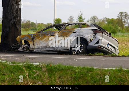 Bissendorf LK Osnabrück, Deutschland 14. April 2024: Tödlicher Verkehrsunfall - LK - Osnabrück - 2 Personen sterben - 14.04.2024 im Bild: PM: 14.04.24, 17:05: VU tödlich - 49143 Bissendorf - Mindener Straße - ein PKW kommt aus bislang ungeklärter Ursache alleinbeteiligt von der Fahrbahn ab, kollidiert mit einem Baum und gerät in Vollbrand. Die Fahrzeugführerin und ein weiterer Fahrzeuginsasse werden dabei tödlich verletzt. Polizei, Feuerwehr und Rettungsdienst sind vor Ort. Ein Rettungshubschrauber ist im Einsatz. Die Verkehrsunfallaufnahme dauert an. Die Mindener Straße ist aktuell für BE Stockfoto