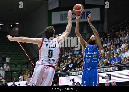 Treviso, Italien. April 2024. Spielaktionen und Spielbilder während des BASKETBALLS - ITALIENISCHE SERIE Ein Spiel zwischen Nutribullet Treviso Basket und EA7 Emporio ARMANI MILANO in Palaverde in Villorba, Italien am Â 14. April 2024 während des Spiels Nutribullet Treviso Basket gegen EA7 Emporio Armani Milano, italienische Basketball Serie A in Treviso, Italien, 14. April 2024 Credit: Independent Photo Agency/Alamy Live News Stockfoto