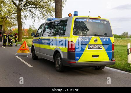 Bissendorf LK Osnabrück, Deutschland 14. April 2024: Tödlicher Verkehrsunfall - LK - Osnabrück - 2 Personen sterben - 14.04.2024 im Bild: PM: 14.04.24, 17:05: VU tödlich - 49143 Bissendorf - Mindener Straße - ein PKW kommt aus bislang ungeklärter Ursache alleinbeteiligt von der Fahrbahn ab, kollidiert mit einem Baum und gerät in Vollbrand. Die Fahrzeugführerin und ein weiterer Fahrzeuginsasse werden dabei tödlich verletzt. Polizei, Feuerwehr und Rettungsdienst sind vor Ort. Ein Rettungshubschrauber ist im Einsatz. Die Verkehrsunfallaufnahme dauert an. Die Mindener Straße ist aktuell für BE Stockfoto