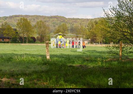 Bissendorf LK Osnabrück, Deutschland 14. April 2024: Tödlicher Verkehrsunfall - LK - Osnabrück - 2 Personen sterben - 14.04.2024 im Bild: PM: 14.04.24, 17:05: VU tödlich - 49143 Bissendorf - Mindener Straße - ein PKW kommt aus bislang ungeklärter Ursache alleinbeteiligt von der Fahrbahn ab, kollidiert mit einem Baum und gerät in Vollbrand. Die Fahrzeugführerin und ein weiterer Fahrzeuginsasse werden dabei tödlich verletzt. Polizei, Feuerwehr und Rettungsdienst sind vor Ort. Ein Rettungshubschrauber ist im Einsatz. Die Verkehrsunfallaufnahme dauert an. Die Mindener Straße ist aktuell für BE Stockfoto