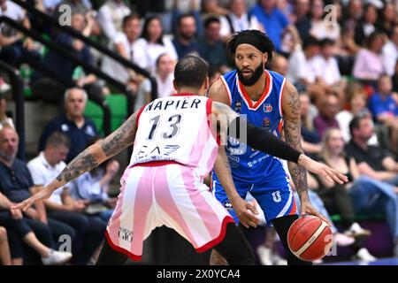 Treviso, Italien. April 2024. Spielaktionen und Spielbilder während des BASKETBALLS - ITALIENISCHE SERIE Ein Spiel zwischen Nutribullet Treviso Basket und EA7 Emporio ARMANI MILANO in Palaverde in Villorba, Italien am Â 14. April 2024 während des Spiels Nutribullet Treviso Basket gegen EA7 Emporio Armani Milano, italienische Basketball Serie A in Treviso, Italien, 14. April 2024 Credit: Independent Photo Agency/Alamy Live News Stockfoto