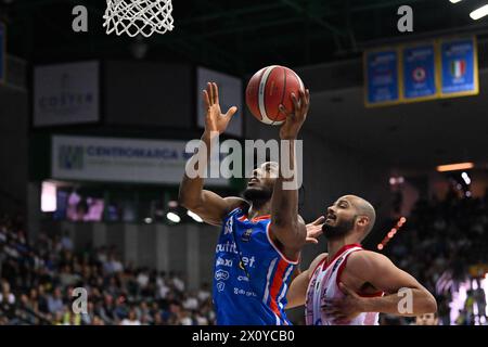 Treviso, Italien. April 2024. Spielaktionen und Spielbilder während des BASKETBALLS - ITALIENISCHE SERIE Ein Spiel zwischen Nutribullet Treviso Basket und EA7 Emporio ARMANI MILANO in Palaverde in Villorba, Italien am Â 14. April 2024 während des Spiels Nutribullet Treviso Basket gegen EA7 Emporio Armani Milano, italienische Basketball Serie A in Treviso, Italien, 14. April 2024 Credit: Independent Photo Agency/Alamy Live News Stockfoto