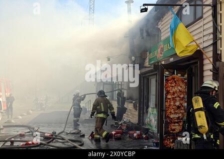 Nicht exklusiv: ODESA, UKRAINE - 12. APRIL 2024 - Feuerwehrleute löschen einen Brand auf dem Gebiet des Levitanischen Marktes, Odesa, Süd-Ukraine Stockfoto