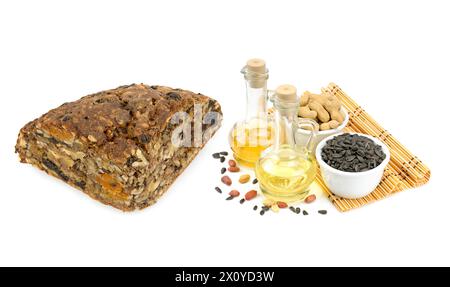 Hausgemachtes Brot mit Sonnenblumenkernen, Erdnüssen, getrockneten Früchten und pflanzlichen Ölen auf weißem Hintergrund. Nahrung für Ernährung und Gesundheit. Collage. Stockfoto