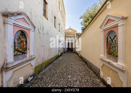 Das wunderschöne Montagna Spaccata Heiligtum in Gaeta, Provinz Latina, Latium, Italien. Stockfoto