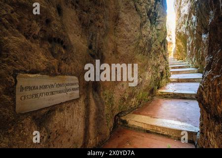 Das wunderschöne Montagna Spaccata Heiligtum in Gaeta, Provinz Latina, Latium, Italien. Stockfoto