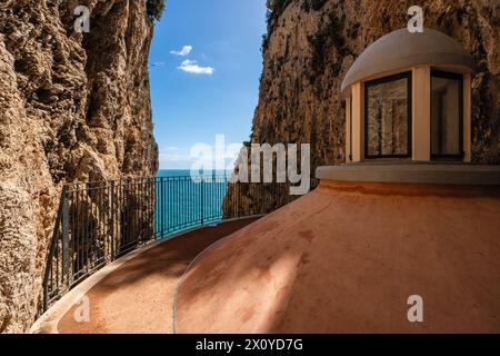 Das wunderschöne Montagna Spaccata Heiligtum in Gaeta, Provinz Latina, Latium, Italien. Stockfoto