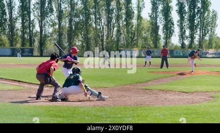 Lokales Derby-Baseballspiel in Montefiascone zwischen Montefiascone und Viterbo. Provinz Viterbo, Region Latium, Italien. April 2024 Stockfoto