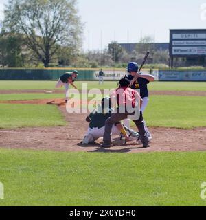 Lokales Derby-Baseballspiel in Montefiascone zwischen Montefiascone und Viterbo. Provinz Viterbo, Region Latium, Italien. April 2024 Stockfoto