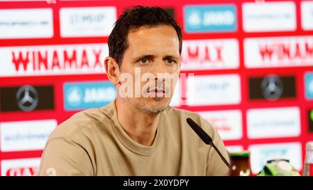 Stuttgart, Deutschland April 2024. Trainer Dino Toppmoeller (Eintracht Frankfurt) Pressekonferenz nach dem Spiel, 13.04.2024, Fussball, Bundesliga, VfB Stuttgart - Eintracht Frankfurt, GER, Stuttgart, MHPArena, DFL VORSCHRIFTEN VERBIETEN DIE VERWENDUNG VON FOTOGRAFIEN ALS BILDSEQUENZEN UND/ODER QUASI-VIDEO. Quelle: Heiko Becker/Alamy Live News Stockfoto