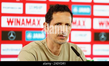 Stuttgart, Deutschland April 2024. Trainer Dino Toppmoeller (Eintracht Frankfurt) Pressekonferenz nach dem Spiel, 13.04.2024, Fussball, Bundesliga, VfB Stuttgart - Eintracht Frankfurt, GER, Stuttgart, MHPArena, DFL VORSCHRIFTEN VERBIETEN DIE VERWENDUNG VON FOTOGRAFIEN ALS BILDSEQUENZEN UND/ODER QUASI-VIDEO. Quelle: Heiko Becker/Alamy Live News Stockfoto