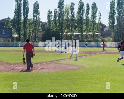 Lokales Derby-Baseballspiel in Montefiascone zwischen Montefiascone und Viterbo. Provinz Viterbo, Region Latium, Italien. April 2024 Stockfoto