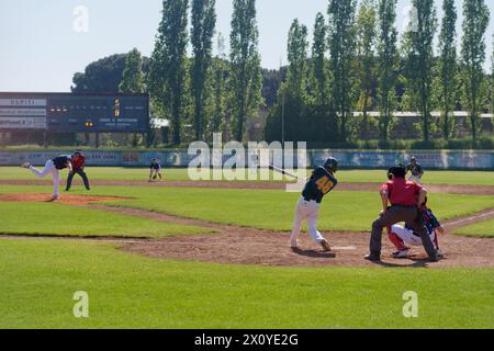 Lokales Derby-Baseballspiel in Montefiascone zwischen Montefiascone und Viterbo. Provinz Viterbo, Region Latium, Italien. April 2024 Stockfoto