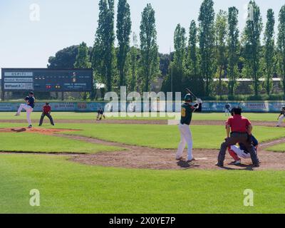 Lokales Derby-Baseballspiel in Montefiascone zwischen Montefiascone und Viterbo. Provinz Viterbo, Region Latium, Italien. April 2024 Stockfoto