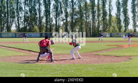 Lokales Derby-Baseballspiel in Montefiascone zwischen Montefiascone und Viterbo. Provinz Viterbo, Region Latium, Italien. April 2024 Stockfoto