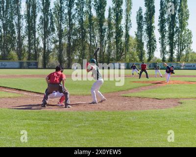 Lokales Derby-Baseballspiel in Montefiascone zwischen Montefiascone und Viterbo. Provinz Viterbo, Region Latium, Italien. April 2024 Stockfoto