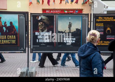 Moskau, Russland. April 2024. Blick auf eine Außenausstellung militärisch-patriotischer Plakate Russlands in der Arbat-Straße im Zentrum von Moskau, Russland Stockfoto