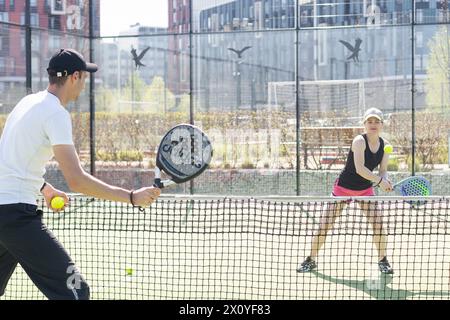 Ukraine Kiew, 02. April 2024. Padel Training Coach in einer Sitzung, Mentoring einer Schülerin, Förderung der Kompetenzentwicklung und eines positiven Lernens Stockfoto