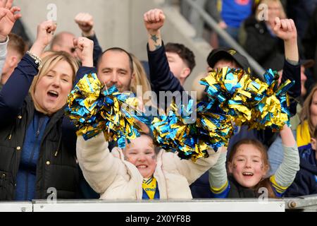 Young Wire Fans feiern ihren Sieg 8-31 nach dem Viertelfinale des Betfred Challenge Cup St. Helens gegen Warrington Wolves im Totally Wicked Stadium, St Helens, Großbritannien, 14. April 2024 (Foto: Steve Flynn/News Images) Stockfoto