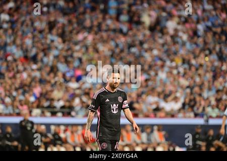 Kansas City, USA. April 2024. Lionel Messi und Inter Miami besiegten Sporting KC in einem regulären Spiel der Major League Soccer im Arrowhead Stadium in Kansas City, MO, am Samstag, den 13. April 2024. (Foto: Tim Vizer/SIPA USA) Credit: SIPA USA/Alamy Live News Stockfoto