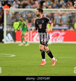 Kansas City, USA. April 2024. Lionel Messi und Inter Miami besiegten Sporting KC in einem regulären Spiel der Major League Soccer im Arrowhead Stadium in Kansas City, MO, am Samstag, den 13. April 2024. (Foto: Tim Vizer/SIPA USA) Credit: SIPA USA/Alamy Live News Stockfoto