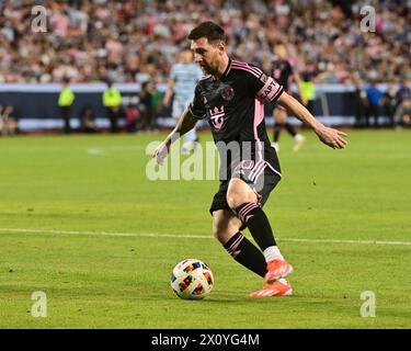 Kansas City, USA. April 2024. Lionel Messi und Inter Miami besiegten Sporting KC in einem regulären Spiel der Major League Soccer im Arrowhead Stadium in Kansas City, MO, am Samstag, den 13. April 2024. (Foto: Tim Vizer/SIPA USA) Credit: SIPA USA/Alamy Live News Stockfoto