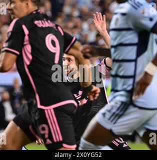 Kansas City, USA. April 2024. Lionel Messi und Inter Miami besiegten Sporting KC in einem regulären Spiel der Major League Soccer im Arrowhead Stadium in Kansas City, MO, am Samstag, den 13. April 2024. (Foto: Tim Vizer/SIPA USA) Credit: SIPA USA/Alamy Live News Stockfoto