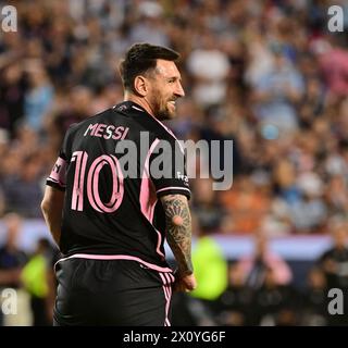 Kansas City, USA. April 2024. Lionel Messi und Inter Miami besiegten Sporting KC in einem regulären Spiel der Major League Soccer im Arrowhead Stadium in Kansas City, MO, am Samstag, den 13. April 2024. (Foto: Tim Vizer/SIPA USA) Credit: SIPA USA/Alamy Live News Stockfoto