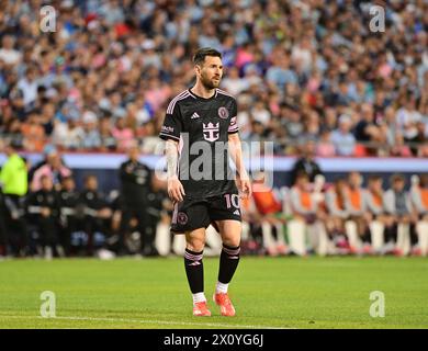 Kansas City, USA. April 2024. Lionel Messi und Inter Miami besiegten Sporting KC in einem regulären Spiel der Major League Soccer im Arrowhead Stadium in Kansas City, MO, am Samstag, den 13. April 2024. (Foto: Tim Vizer/SIPA USA) Credit: SIPA USA/Alamy Live News Stockfoto