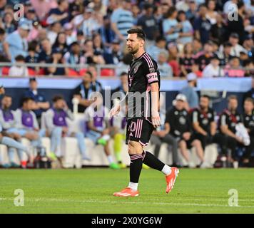 Kansas City, USA. April 2024. Lionel Messi und Inter Miami besiegten Sporting KC in einem regulären Spiel der Major League Soccer im Arrowhead Stadium in Kansas City, MO, am Samstag, den 13. April 2024. (Foto: Tim Vizer/SIPA USA) Credit: SIPA USA/Alamy Live News Stockfoto