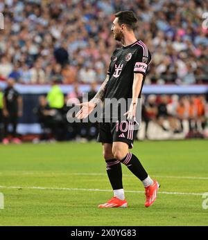 Kansas City, USA. April 2024. Lionel Messi und Inter Miami besiegten Sporting KC in einem regulären Spiel der Major League Soccer im Arrowhead Stadium in Kansas City, MO, am Samstag, den 13. April 2024. (Foto: Tim Vizer/SIPA USA) Credit: SIPA USA/Alamy Live News Stockfoto
