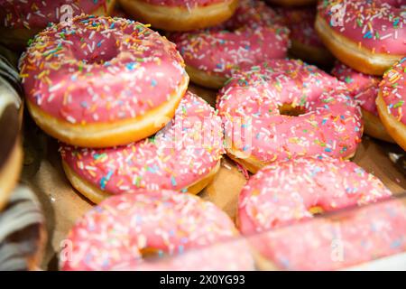 Rosa Donuts Nahaufnahme mit weichem Fokus Stockfoto