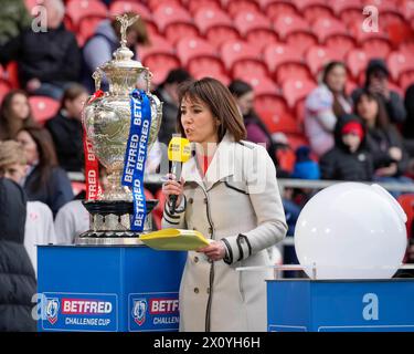 Tanya Arnold von der BBC stellt die Auslosung für das Halbfinale des Challenge Cups während der Halbzeit des Betfred Challenge Cup Quarter Final Match St Helens gegen Warrington Wolves im Totally Wicked Stadium, St Helens, Großbritannien, 14. April 2024 vor (Foto: Steve Flynn/News Images) Stockfoto