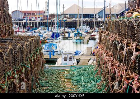 Das innere Dock von Arbroath Harbour mit Blick auf die Kreelen, Krabbentöpfe und Hummertöpfe, die im Winter am Ufer des Kais gestapelt sind. Stockfoto