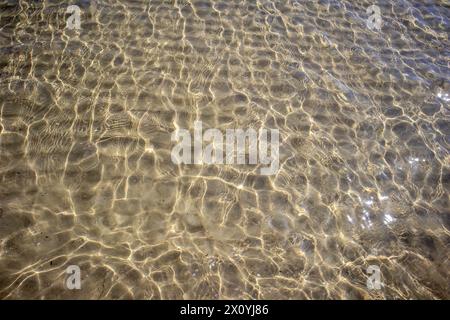 Klares Meerwasser auf einem Uferufer bei einem Strandurlaub Stockfoto