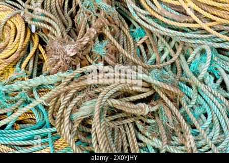 Nahaufnahme abstrakter Aufnahmen eines Gewirrs von Seilen oder Seilen, die in der Fischindustrie verwendet werden, die locker am Ufer des Hafens von Arbroath gestapelt sind. Stockfoto