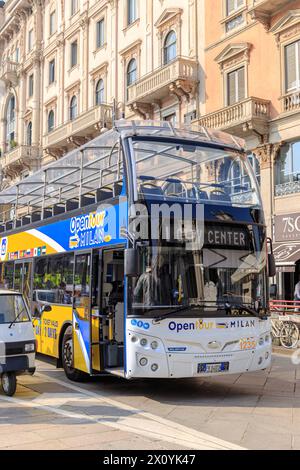 Mailand, Italien - 07. April 2018: Offener Doppeldeckerbus in der Nähe des Theaters La Scala in Mailand. Stockfoto