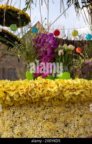 Noordwijkerhout, Niederlande - 21. April 2023: Blumenwagen vorbereitet für die abendliche beleuchtete Blumenparade Bollenstreek in Noordwijkerhout Stockfoto