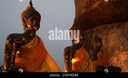 Die drei Buddha-Statuen während des Sonnenuntergangs sitzen auf dem Berg im Khao Khitchakut Nationalpark in Chanthaburi in Thailand Stockfoto