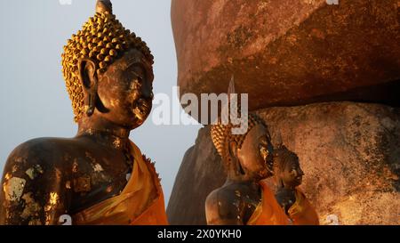 Die drei Buddha-Statuen während des Sonnenuntergangs sitzen auf dem Berg im Khao Khitchakut Nationalpark in Chanthaburi in Thailand Stockfoto