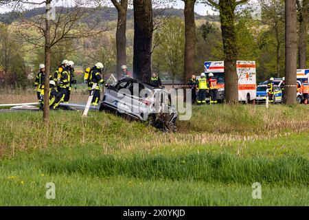 Bissendorf LK Osnabrück, Deutschland 14. April 2024: Tödlicher Verkehrsunfall - LK - Osnabrück - 2 Personen sterben - 14.04.2024 im Bild: PM: 14.04.24, 17:05: VU tödlich - 49143 Bissendorf - Mindener Straße - ein PKW kommt aus bislang ungeklärter Ursache alleinbeteiligt von der Fahrbahn ab, kollidiert mit einem Baum und gerät in Vollbrand. Die Fahrzeugführerin und ein weiterer Fahrzeuginsasse werden dabei tödlich verletzt. Polizei, Feuerwehr und Rettungsdienst sind vor Ort. Ein Rettungshubschrauber ist im Einsatz. Die Verkehrsunfallaufnahme dauert an. Die Mindener Straße ist aktuell für BE Stockfoto